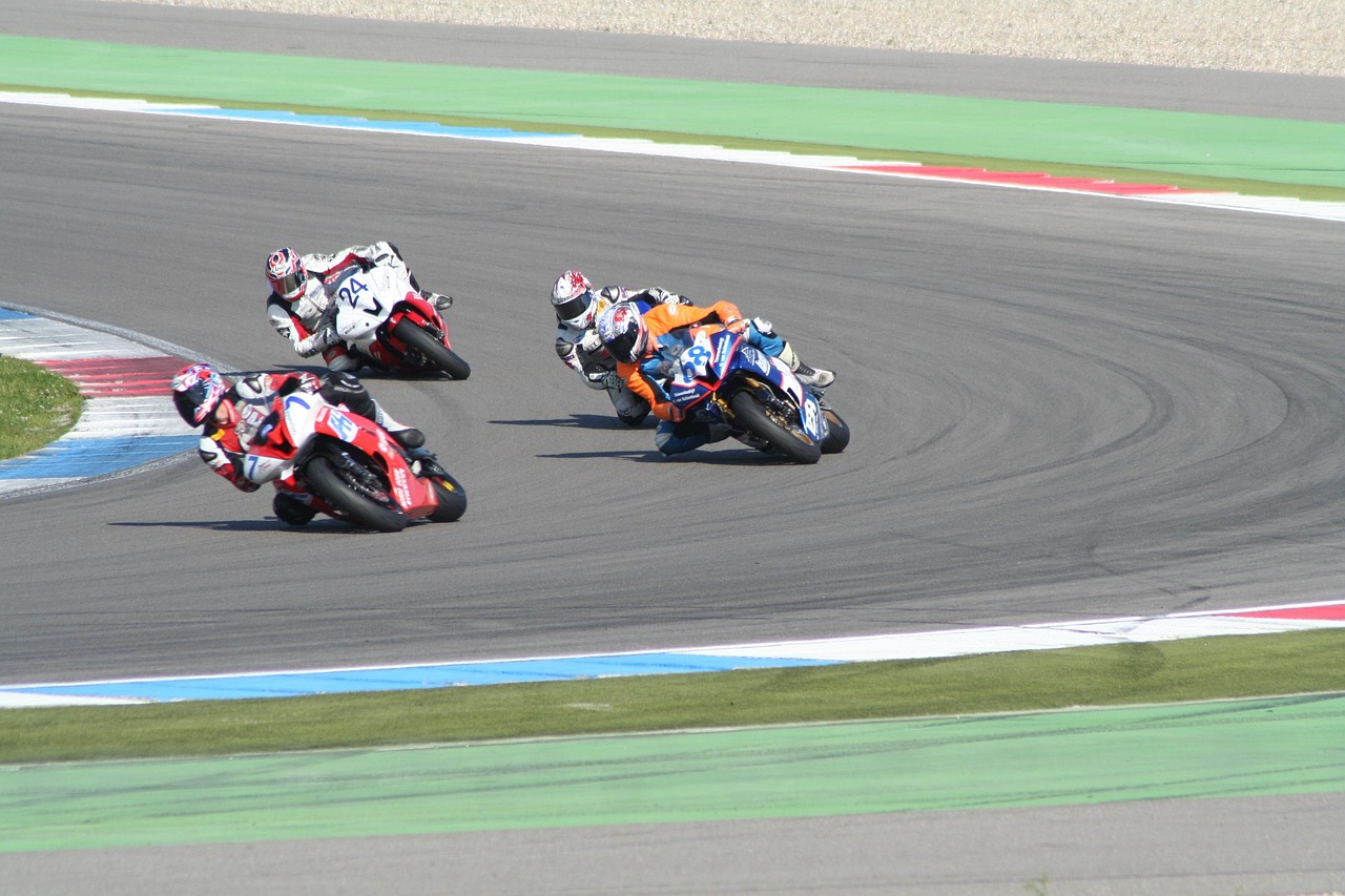 游戏赛车大神操作技巧，如何提升速度与精准过弯？