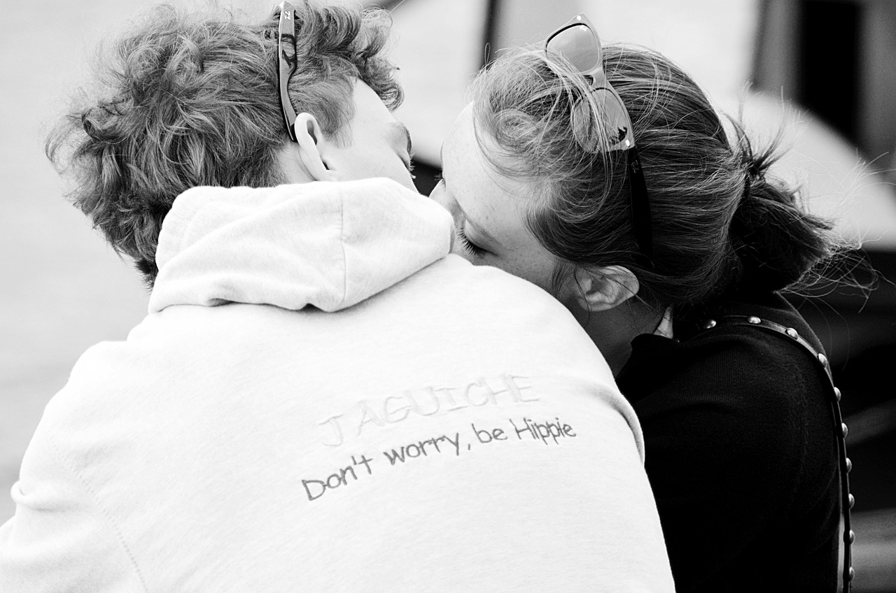 如何选择适合陪女朋友玩的游戏，增进感情？