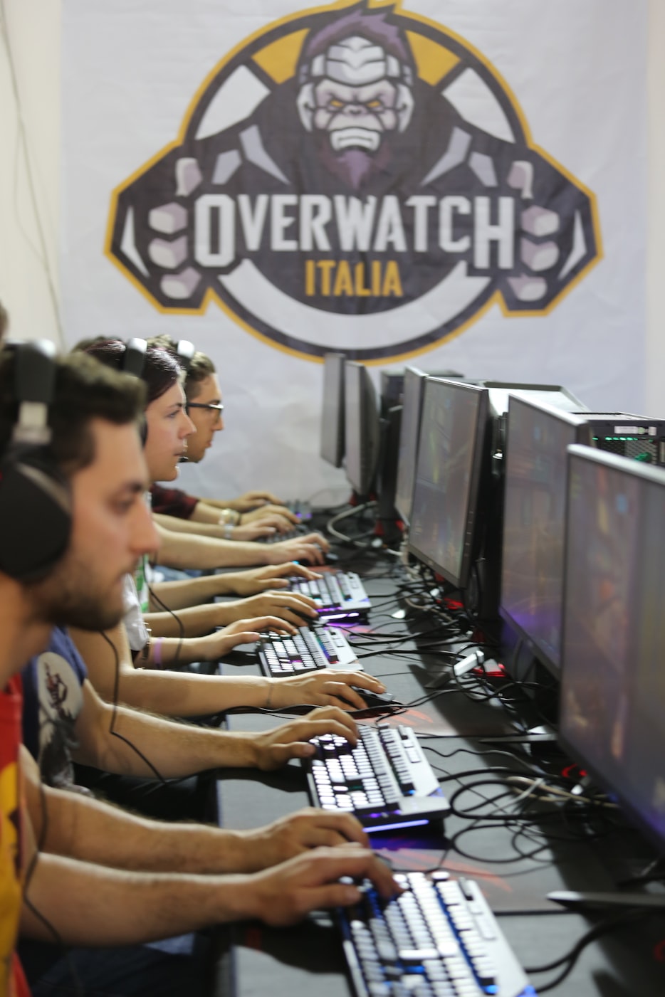 游戏陪玩师是啥？揭秘职业内幕，玩家互动新体验