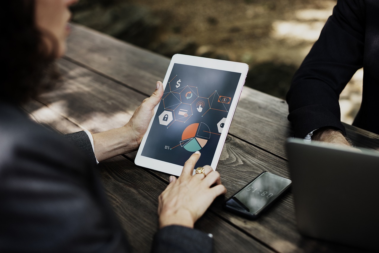 如何成为一名游戏陪玩，提升技能与客户沟通技巧？