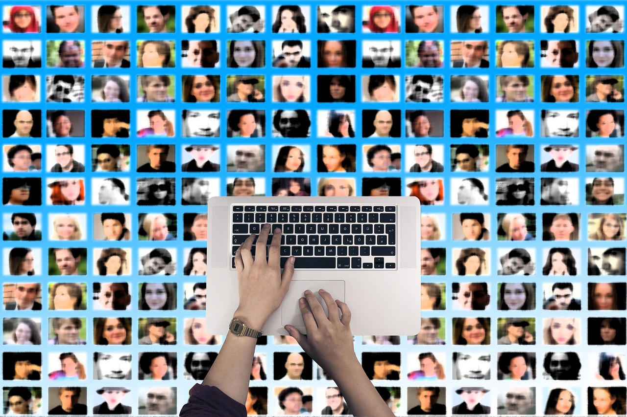 如何在LOL游戏中与好友聊天，提升沟通效率？