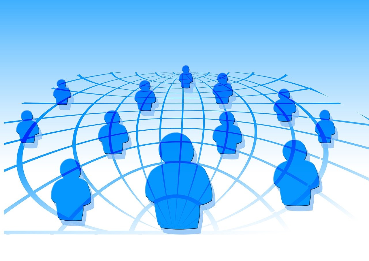 如何在游戏中结交好友并维持长久关系，避免网络陷阱？