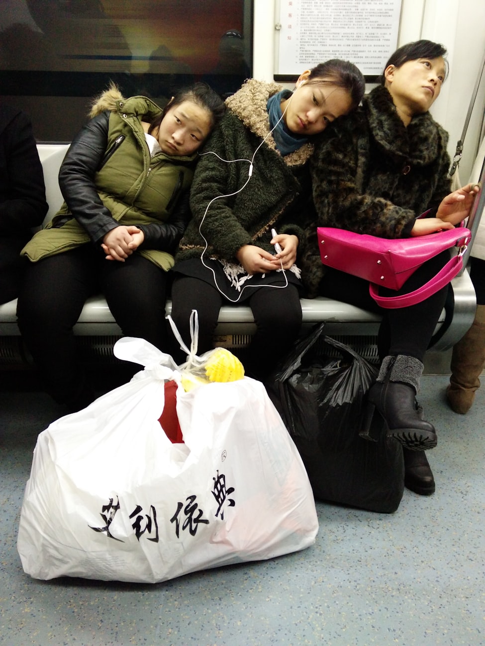 搭人桥游戏怎么玩？安全吗？需要哪些材料？