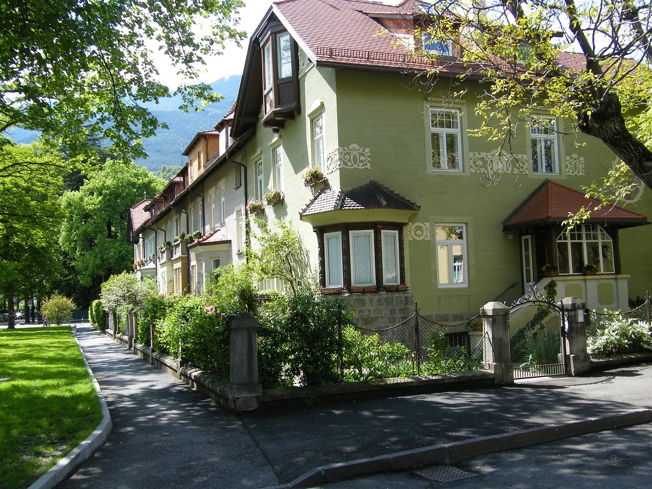 中班游戏案例搭房子，如何引导孩子发挥想象力？