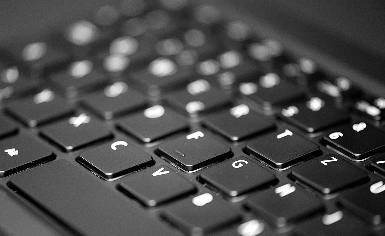 QQ游戏账号转移，如何操作？费用与风险解析